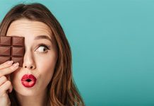 Чува срце и мозак: 4 јака разлога да навалите на чоколаду! Жена прекрива око чоколадом