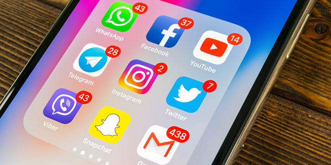 Apple iPhone X са иконицама апликација