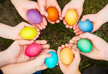 Данас је Васкрс Деца држе ускршња јаја