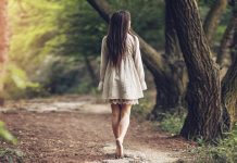 КРАЈ ВИКЕНДА доноси нам променљиво време, највиша дневна температура 22 степена Девојка шета у парку