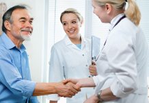 БЕСПЛАТНИ превентивни прегледи у зајечарском Здравственом центру 7. априла Докторка се рукује са старијим пацијентом