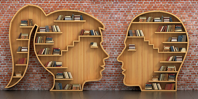 Дрвене полице у облику глава жене и мушкарца