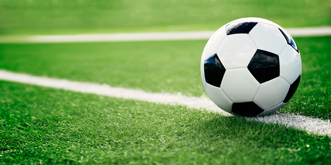 Фудбалска лопта на фудбалском терену