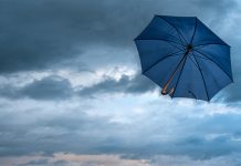 Данас и сутра у Зајечару делимично облачно са кишом Кишобран лети међу облацима на небу