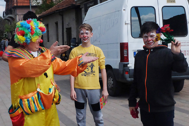 Кловн Панајот Цанев и деца