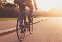 БЕЗБЕДНОСТ БИЦИKЛИСТА У САОБРАЋАЈУ НА ТЕРИТОРИЈИ ГРАДА ЗАЈЕЧАРА Млада девојка вози бицикл у парку