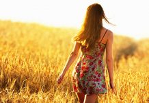 Kако да смршате ходајући Млада жена хода у житном пољу