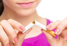 Најукуснији начин да престанете да пушите Млада жена ломи цигарету