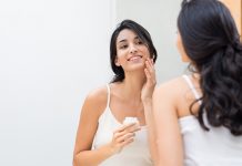 Kако заштитити најнежнију кожу од сунца Млада жена наноси хидратантну крему на лице