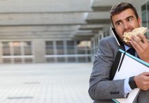 Једете „кад стигнете”? Мушкарац једе сендвич у покрету