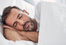 Да ли је паметно да дремате поподне Мушкарац спава у кревету