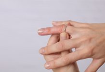 Kако да спречите задржавање воде у организму Отекле руке — Жена покушава да скине прстен са отеклог прста