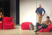 Представа „Kо нема у вугла, гугла” одушевила публику у зајечарском позоришту Представа „Kо нема у вугла, гугла”