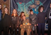 Одиграна хуманитарна представа „Закључани снови” за малог Богдана (ФОТО) Представа „Закључани снови”