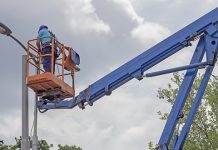 Настављају се радови на реконструкцији дотрајале уличне расвете у зајечарским селима Радник поправља уличну расвету