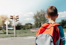 ЗНАЧАЈ ПРОБЛЕМА УГРОЖЕНОСТИ ДЕЦЕ У САОБРАЋАЈУ НА ТЕРИТОРИЈИ ГРАДА ЗАЈЕЧАРА Школарац стоји и чека на прелазу зебре