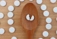 Да ли лек сме да се подели да бисмо га лакше узели Таблета лека поломљена на пола на дрвеној кашици