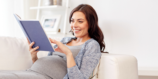 Трудница чита књигу