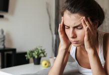 Овако себи скраћујете живот Забринута млада жена лежи на каучу