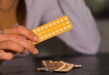 Ово значи да треба да промените пилуле Жена држи пакет са пилулама за контрацепцију