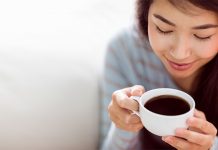 Зашто вас боли глава кад прескочите „прву јутарњу” Жена ужива на каучу са кафом у рукама