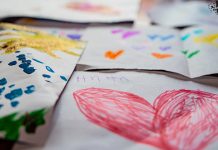 Изложба дечјих радова предшколаца 9. маја у Радул-беговом конаку Дечји радови изложени на столу