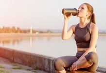 Опрезно с протеинским шејковима Девојка пије протеински шејк после џогирања