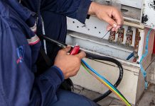 Корисници у Гамзиграду и неколико зајечарских села данас без струје Електричар ради са електричним кабловима