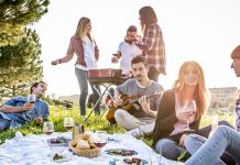 Данас је Први мај – Међународни празник рада Група пријатеља се забавља док једе и пије на пикнику