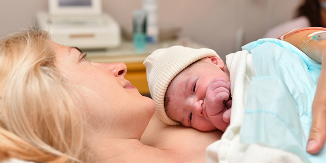 Мајка и њена новорођена беба