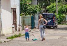 Данас претежно сунчано, поподне могуће наоблачење са падавинама, највиша дневна температура око 23 степена Мајка и син шетају улицом — Улица 22. децембра