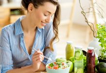 Мале промене за боље здравље Млада жена једе здраву салату