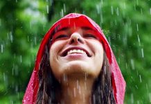 Данас облачно, местимично киша и пљускови, максимална дневна температура око 16 степени Млада жена се осмехује док капљице кише падају на њено лице
