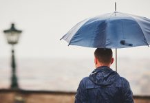 Данас у Зајечару умерено до потпуно облачно са кишом, максимална дневна температура и до 23 степена Мушкарац држи кишобран и шета по кишовитом дану