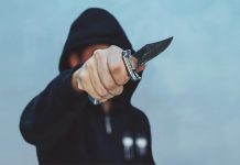 Тинејџер из Мајданпека опљачкао пумпу уз претњу ножем — Ухапшен пола сата после крађе Мушкарац држи нож у руци и спрема се за напад