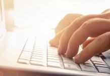 Осуђени малолетници из Зајечара јер су уцењивали и приморавали девојчице на секс Мушкарац куца на лаптопу