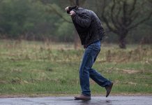 Данас у Зајечару умерено облачно са падавинама, максимална дневна температура око 18 степени Мушкарац трчи без кишобрана по киши са јакном преко главе