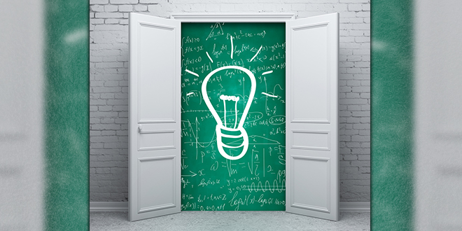 Нацртана сијалица на школској табли иза отворених врата