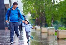 Данас претежно облачно са кишом и местимичним пљусковима, највиша дневна температура око 18 степени Отац и син трче улицом по киши