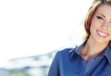 Ове грешке вас коштају зуба Пословна жена се осмехује са блиставо белим зубима