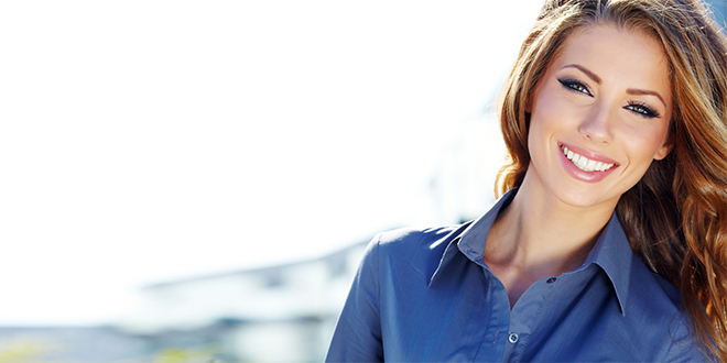 Пословна жена се осмехује са блиставо белим зубима