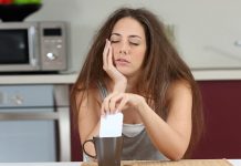 Због овога сте тако уморни Поспана девојка умаче мобилни телефон у јутарњу кафу