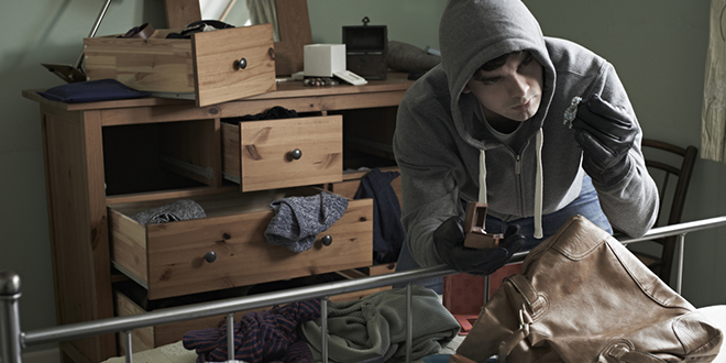 Провалник краде предмете из спаваће собе Провалник краде предмете из спаваће собе