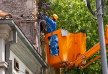 Због радова на мрежи и системске замене бројила 10. јуна, поједини потрошачи без струје у Зајечару Радник ЕПС-а