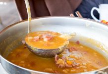 Манифестација „Златна кутлача 2019” на Тргу ослобођења у Зајечару 22. маја Традиционално српско јело — Пасуљ са пршутом