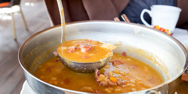 Традиционално српско јело — Пасуљ са пршутом Традиционално српско јело — Пасуљ са пршутом