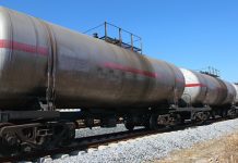 На прузи у Мајданпеку исклизнуле пет цистерне са фосфорном киселином Вагони цистерне