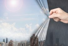 СУНЧАНО И ТОПЛИЈЕ ВРЕМЕ: Највиша дневна температура у Зајечару и до 19 степени Женска рука вуче страну са ведрим временом и прекрива страну са лошим временом