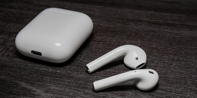 Apple AirPods (Wireless Bluetooth слушалице) и пуњач за Apple iPhone