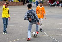 Турнир „За осмех и радост наше деце – K3” 17. јуна у насељу Kотлујевац Деца играју фудбал на бетону